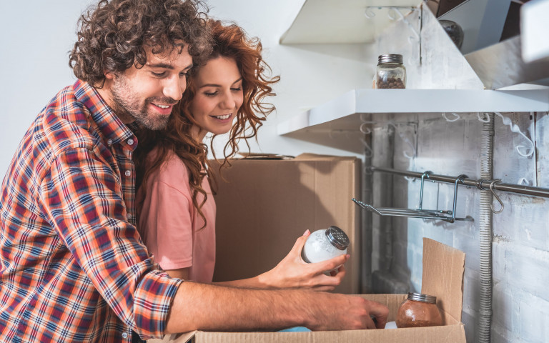 Koppel pakt dozen uit bij verhuis