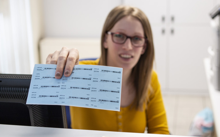 LM medewerker toont blauwe klevers