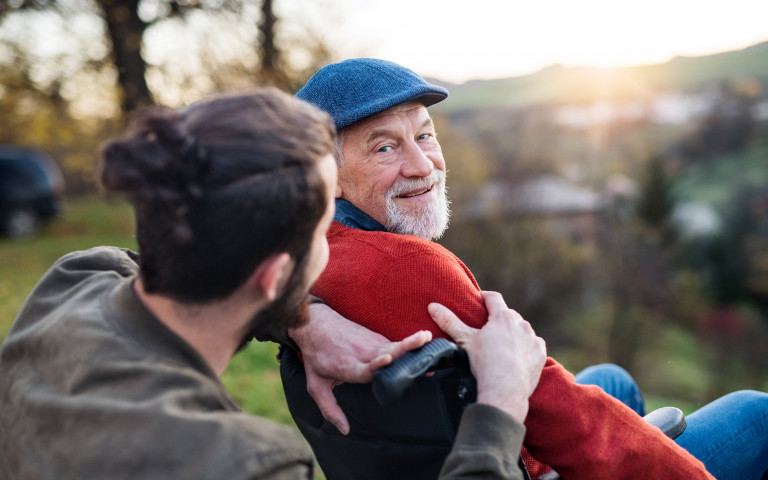 Vieil homme avec casquette en fauteuil roulant
