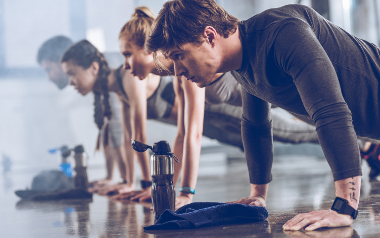 Quatre adultes qui font du gainage