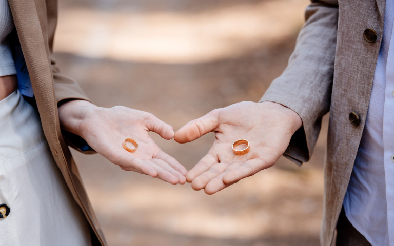 Trouwringen op handpalm
