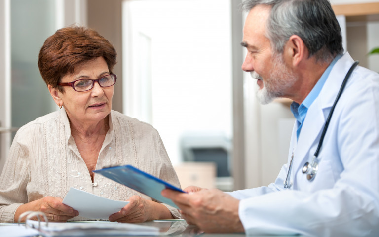 dokter geeft informatie aan vrouw