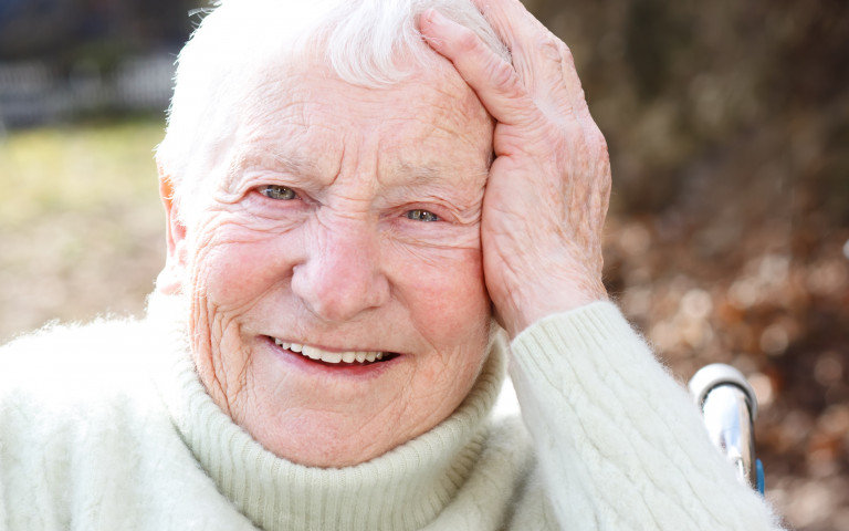 douce vieille dame avec le sourire