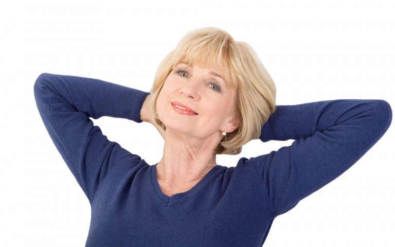 Dame âgée d'environ cinquante an qui a l'air serain