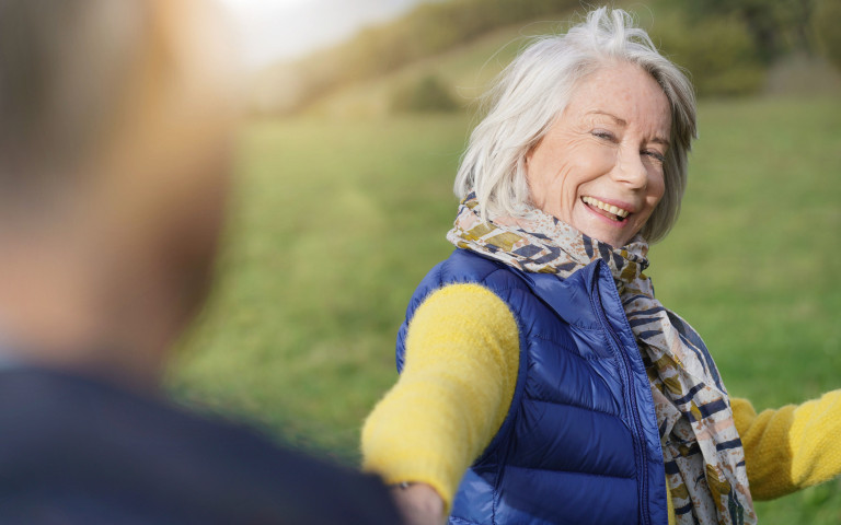 Une vieille dame entraîne quelqu'un