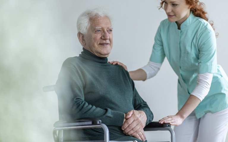 oude man in rolstoel in ziekenhuis