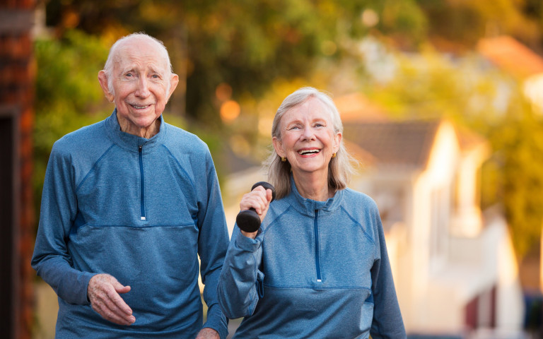 couple de personnes agées qui font une activité physique