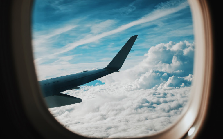vue du hublot de l'avion dans les nuages