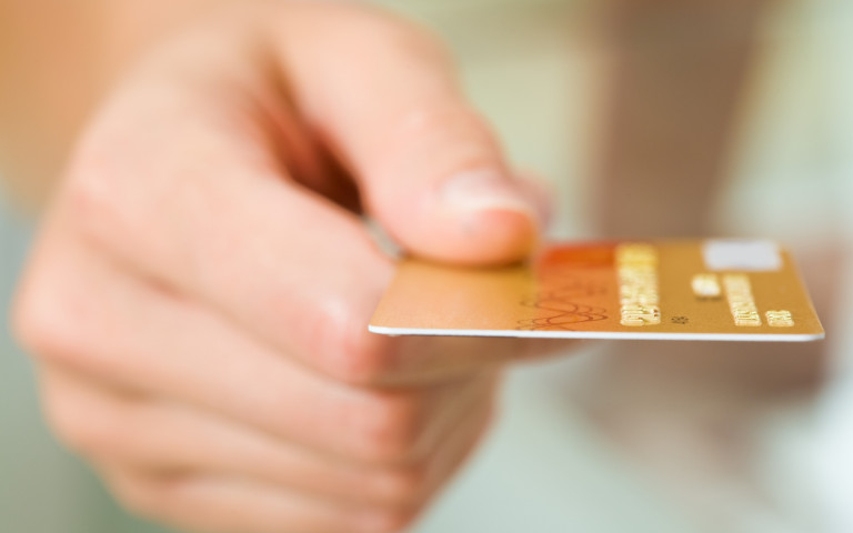 Image rapprochée d'une carte bancaire dans une main