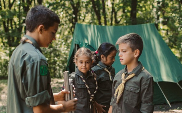 Enfants d'un mouvement de jeunesse entrain de monter leur tente pour leur camp