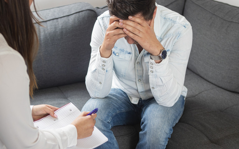 Man in therapie bij psychologe