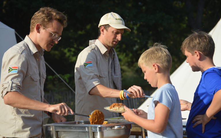Leiders geven eten aan jongeren