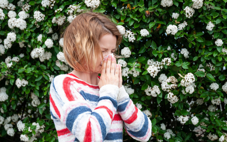 Meisje met zakdoek heeft hooikoorts