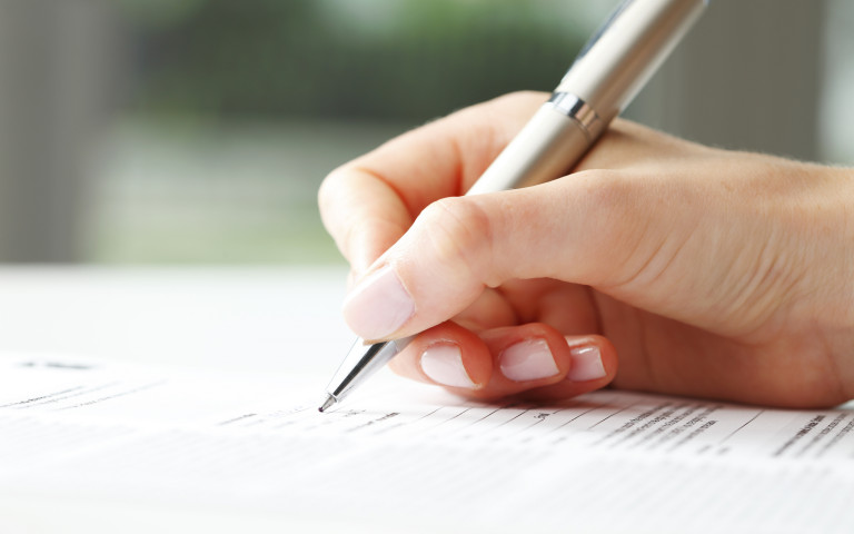 Iemand vult een formulier in