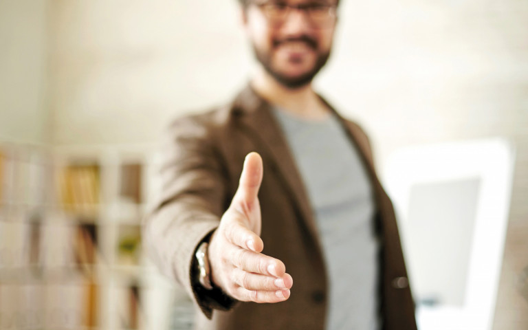 Collaborateur qui tend la main