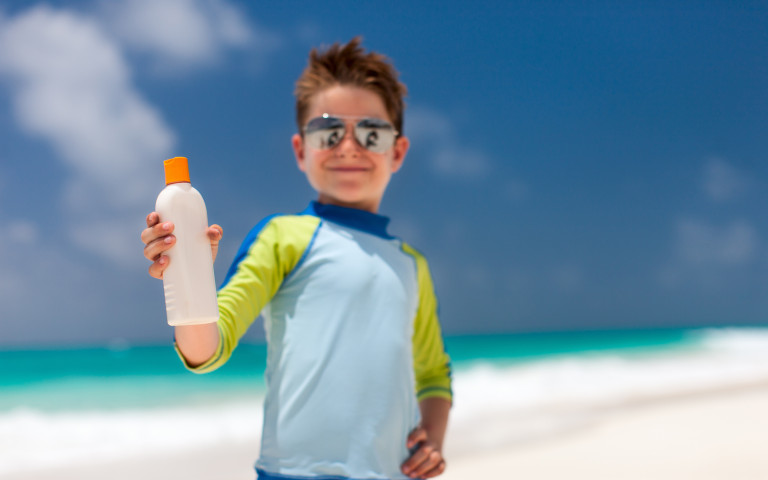 jongen met zonnecrème