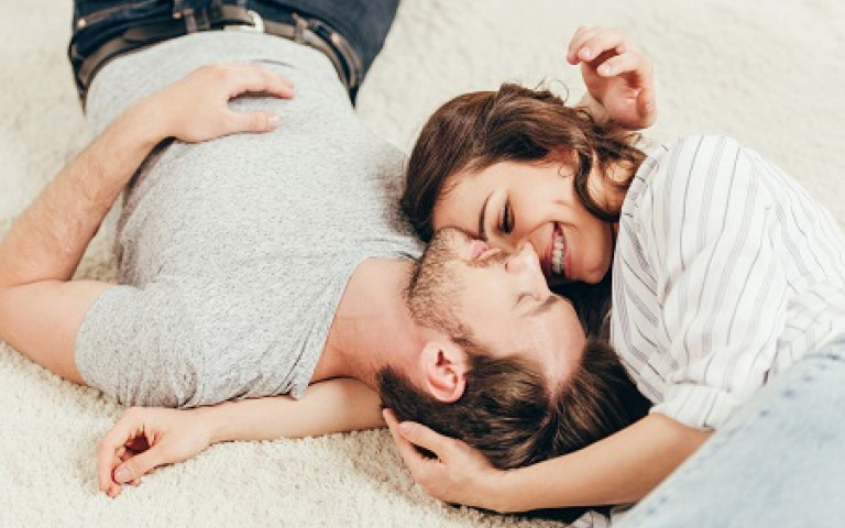 Couple amoureux couché sur le tapis 