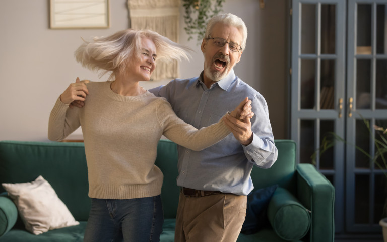 homme et femme dansent