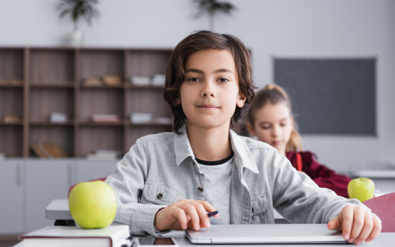 Appel op bank van leerling