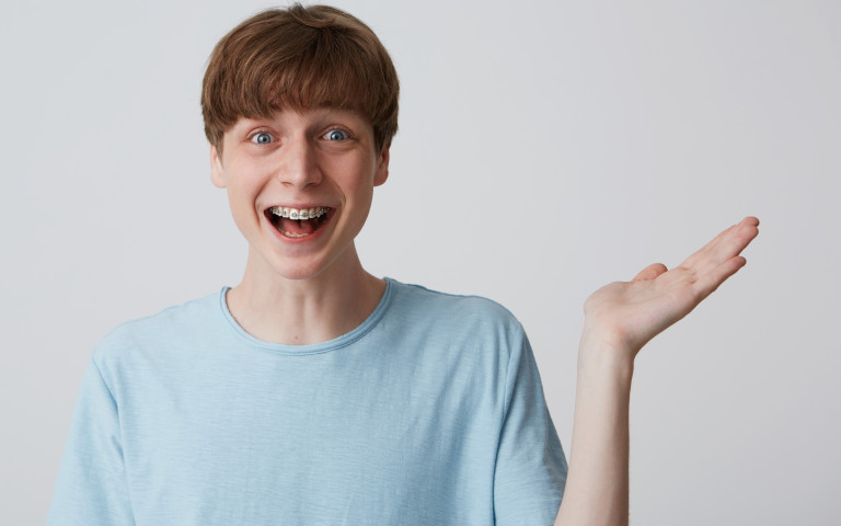 Jongen met beugel is blij en verrast