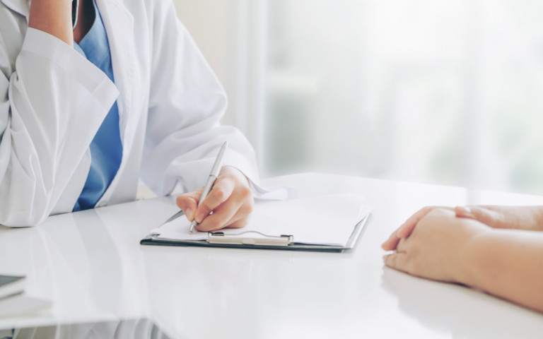 Médecin en consultation avec une femme