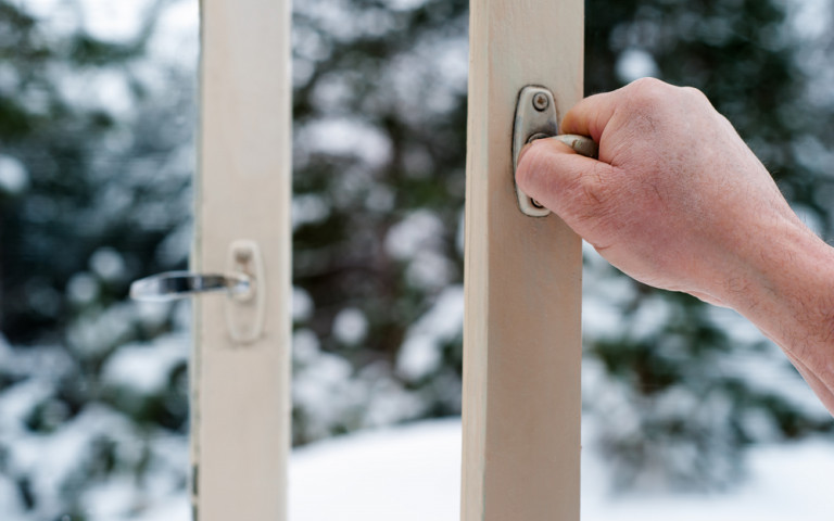 Main qui ouvre une fenêtre 