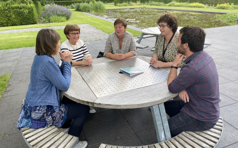 Instanties onderwijs zieke leerlingen aan tafel