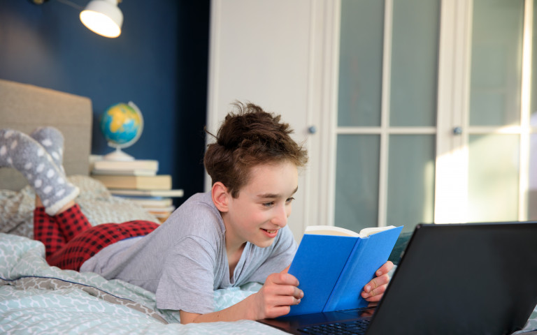 Zieke leerling volgt onderwijs vanuit zijn bed