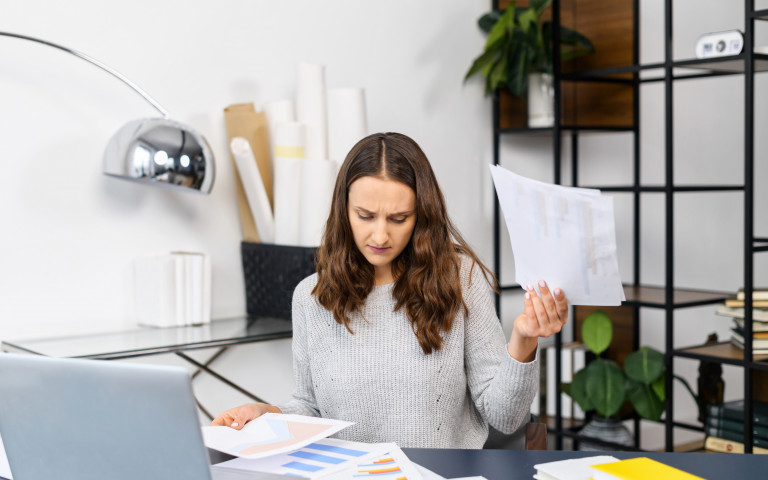 Vrouw neemt dossier door aan haar bureau