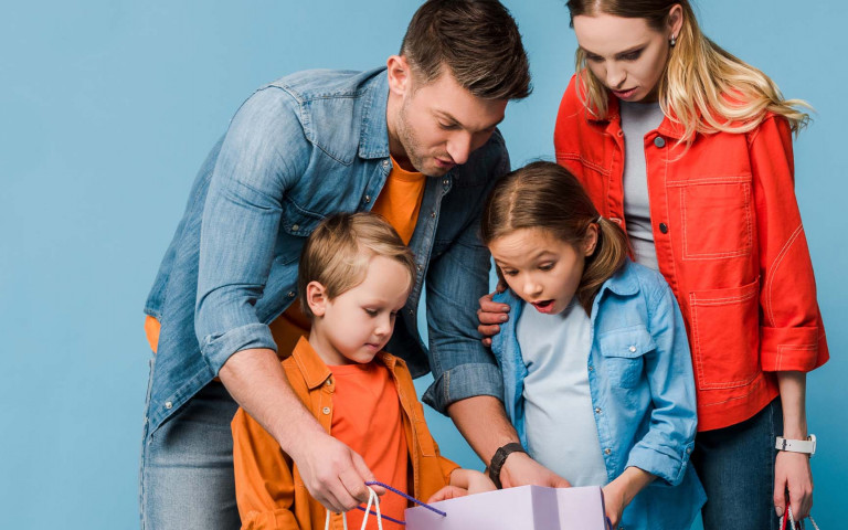 Gezin opent verbaasd enkele winkelzakken