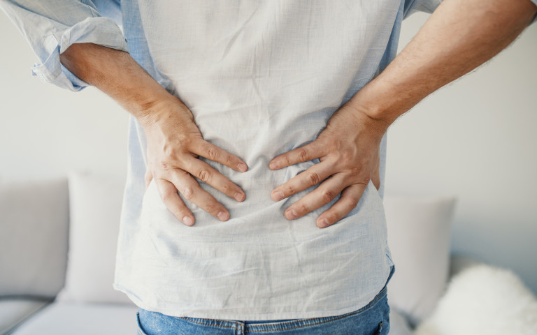 Man met rugpijn