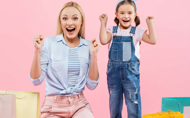 Mama en dochter shoppen lokaal
