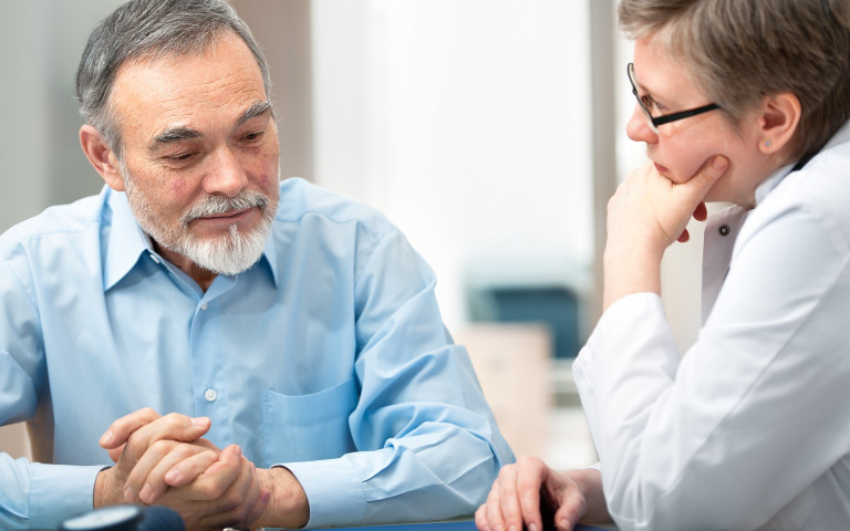 Homme senior chez le médecin