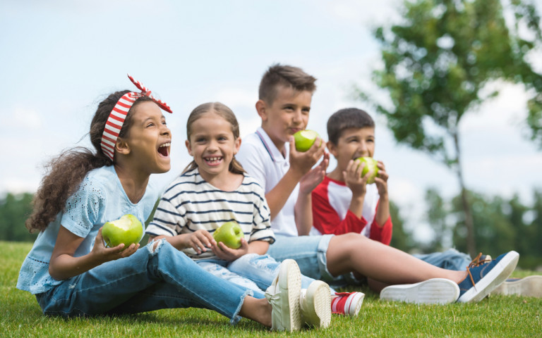 Enfants mangent des pommes