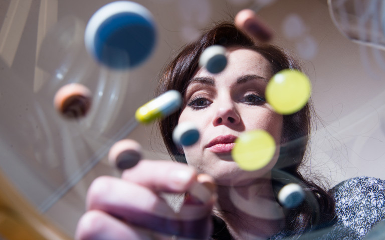 Femme et pilules multicolores