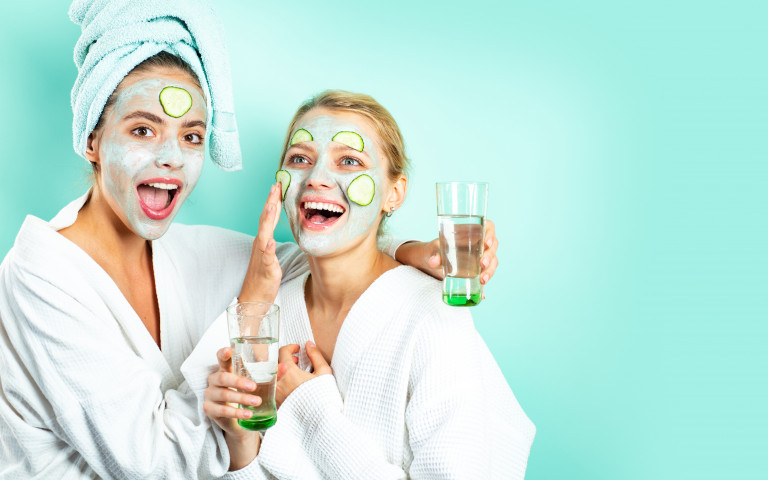 Twee vrouwen met gezichtsmasker