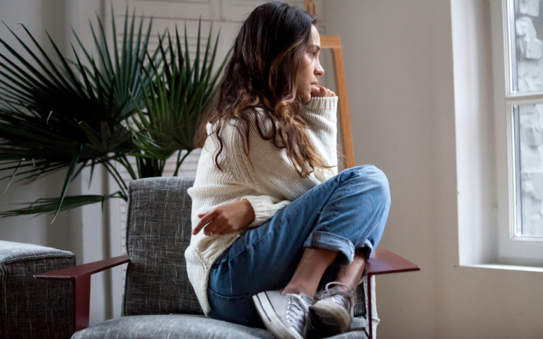 Jeune femme inquiète 