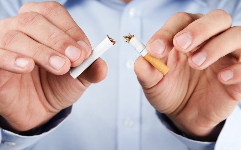 homme casse la cigarette en deux