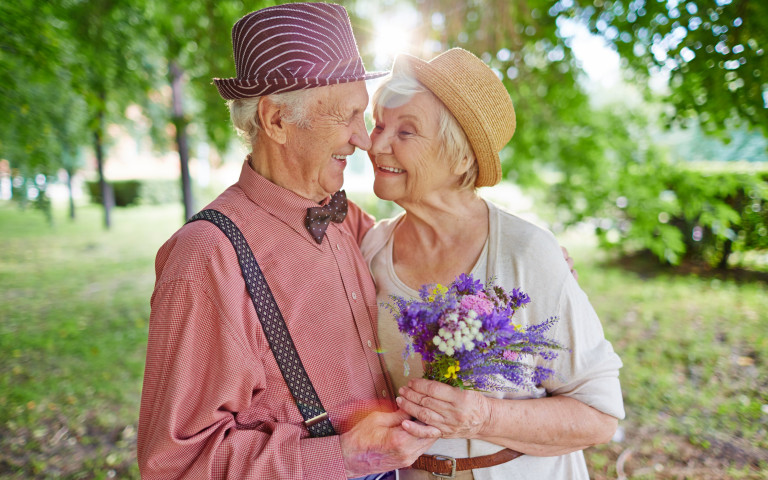 Oud koppel gelukkig in de natuur
