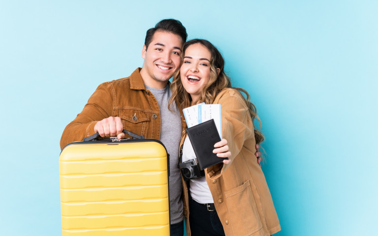 Koppel poseert met valies