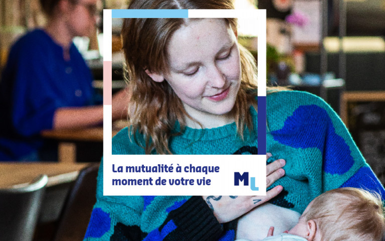 femme qui allaite son enfant dans un café 