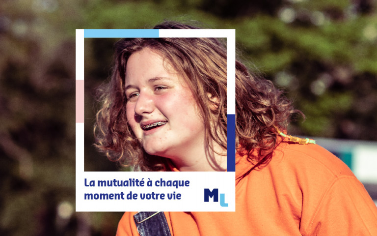 adolescent qui porte des plaquettes