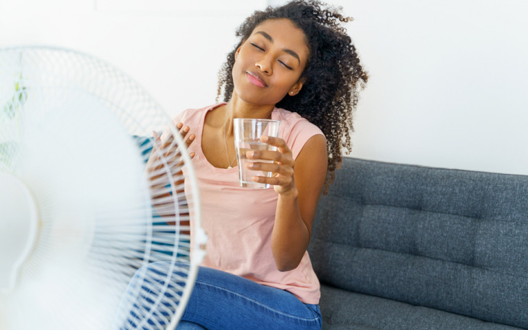 jonge vrouw zit voor ventilator