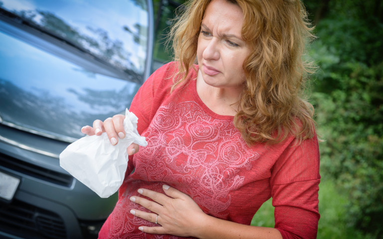 vrouw voelt zich misselijk 