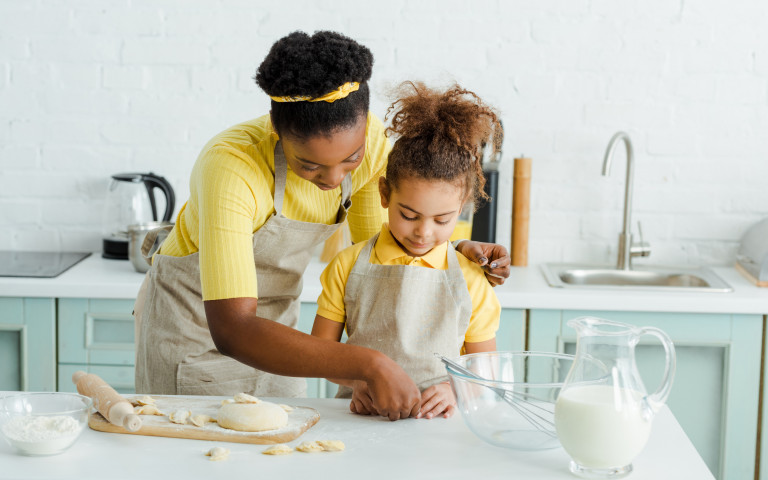 Moeder en dochter die samen koken