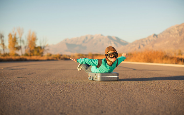 Kind skatet op vliegtuigje