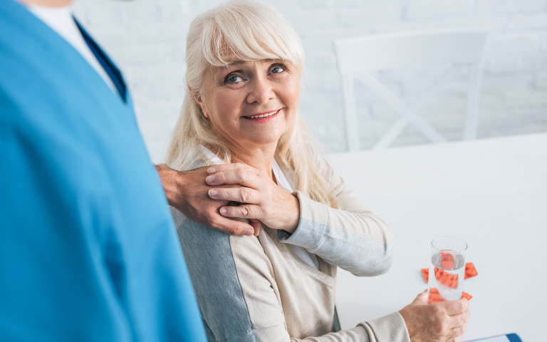 Vrouw krijgt schouderklopje