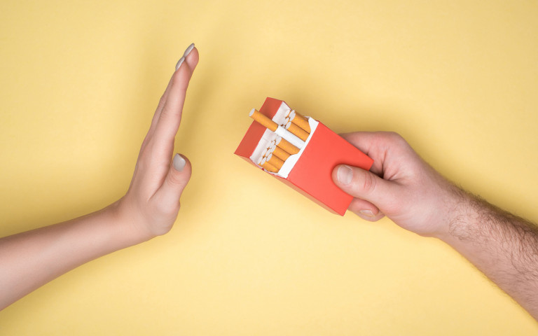 une main qui refuse une cigarette