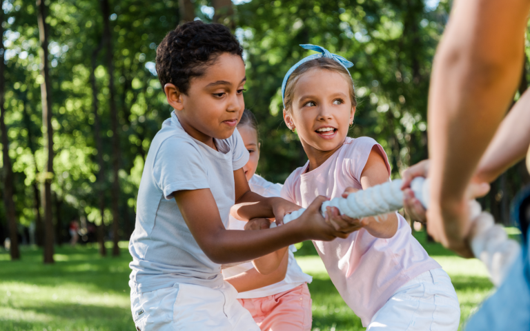 Kinderen die buiten spelen