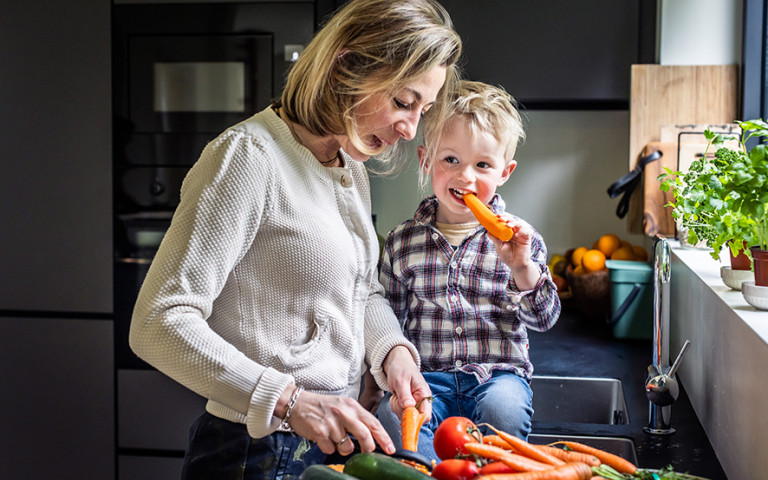 Moeder en zoon bereiden eten voor